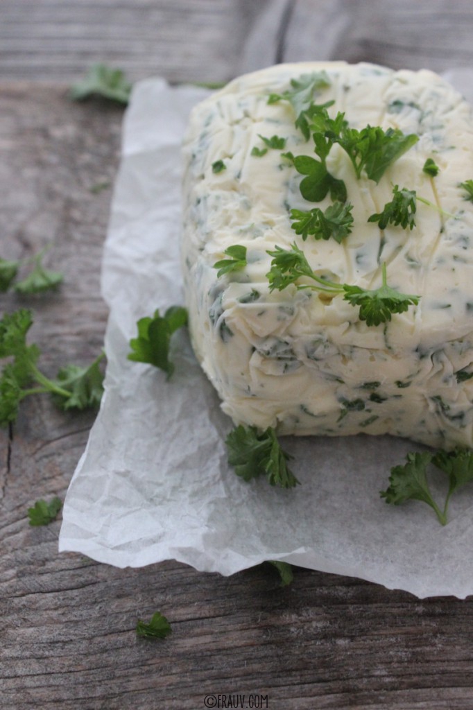 frau v ¶ Knoblauchbutter mit Petersilie