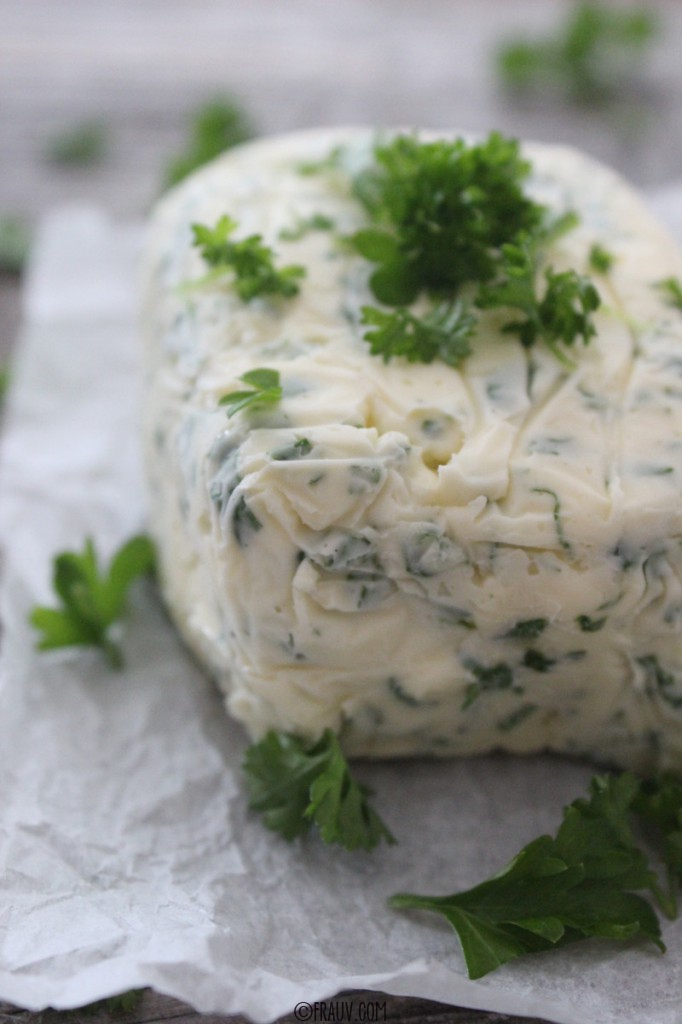 frau v ¶ Knoblauchbutter mit Petersilie